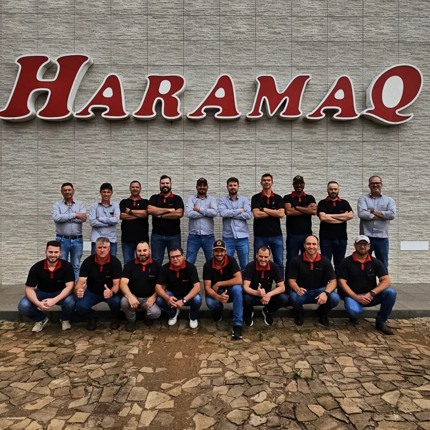 Equipe de representantes reunida em frente ao letreiro da fábrica Haramaq.